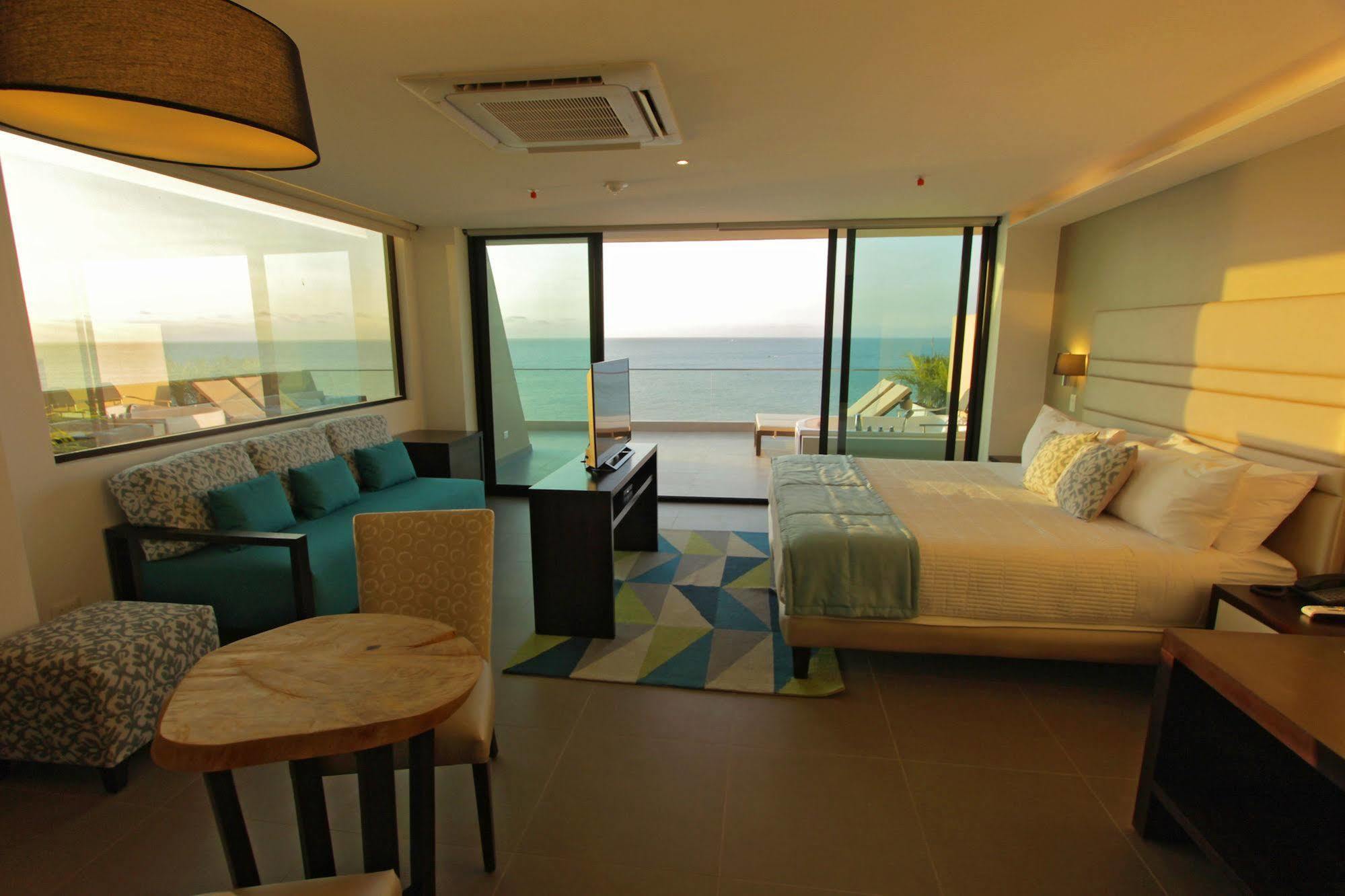 Hotel Poseidon Manta Exterior photo