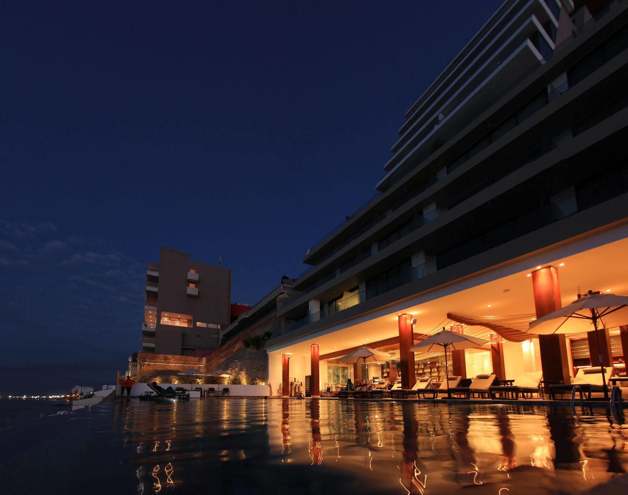 Hotel Poseidon Manta Exterior photo